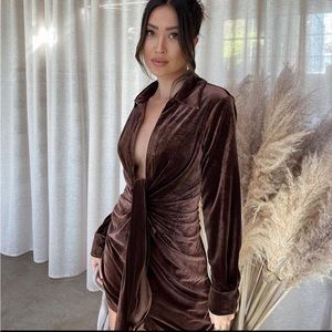 Brand is HERS&MINE, size medium, color is brown velvet, worn once.